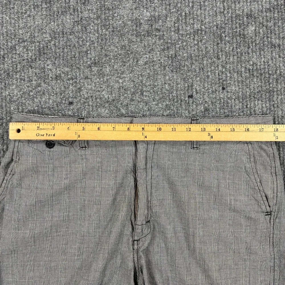 VANS Mens Chino Shorts Size 34 Black Plaid Flat Front Casual Streetwear